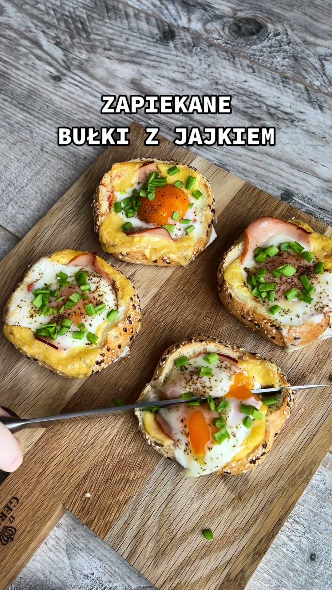 Zapiekane bułki z jajkiem