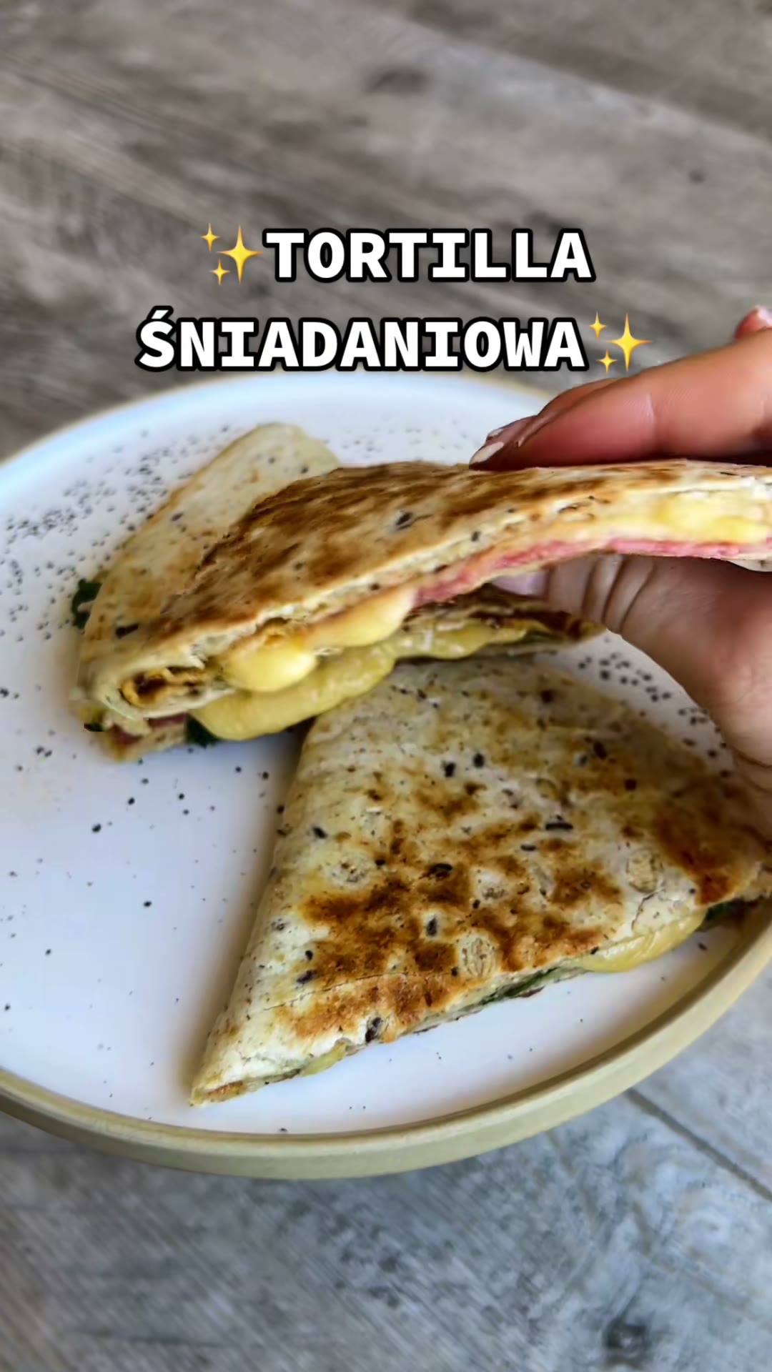 Zdjęcie poglądowe dla Śniadaniowa tortilla z jajkami, serem i rukolą