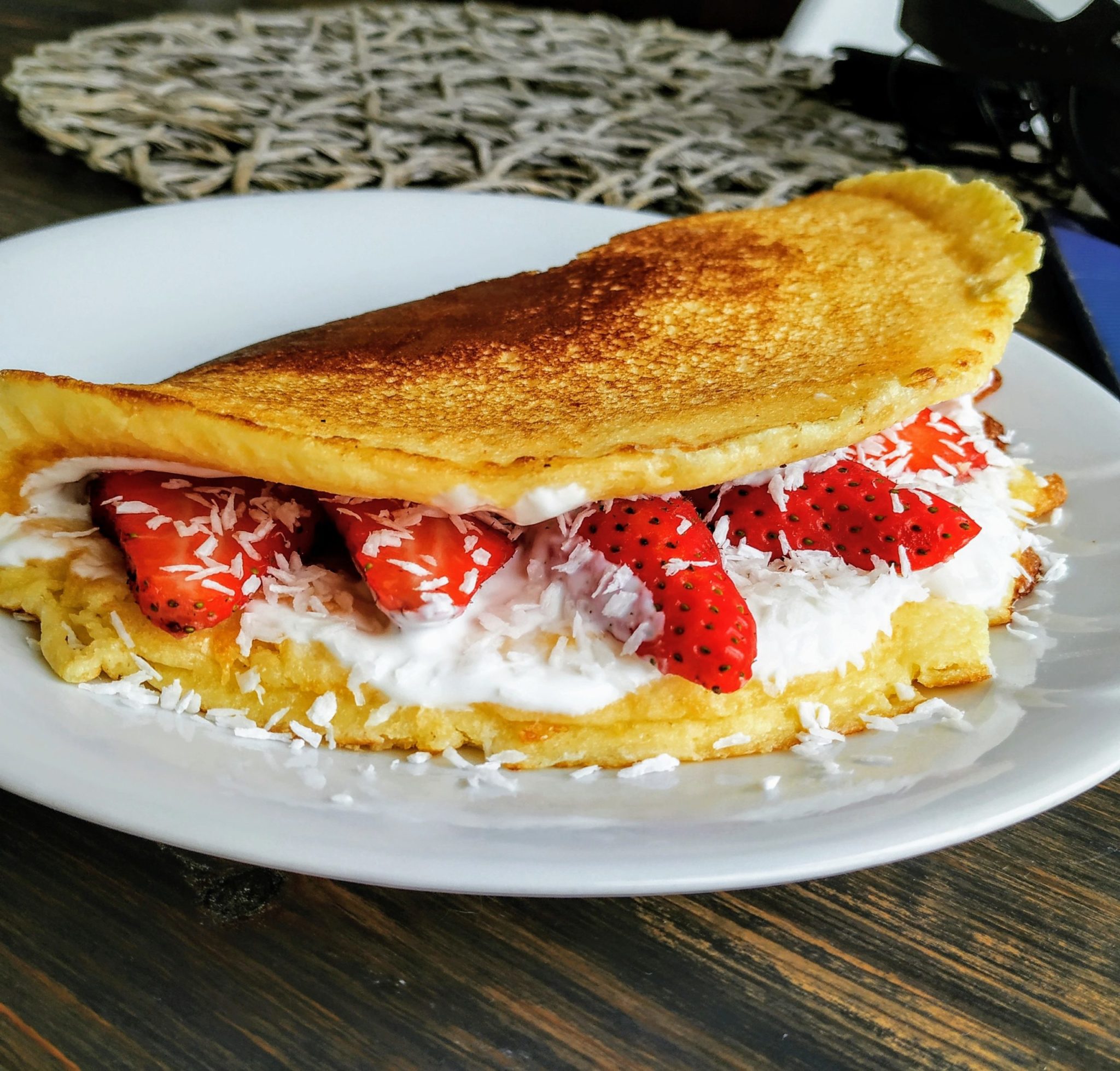 Zdjęcie poglądowe dla Omlet kokosowy z truskawkami