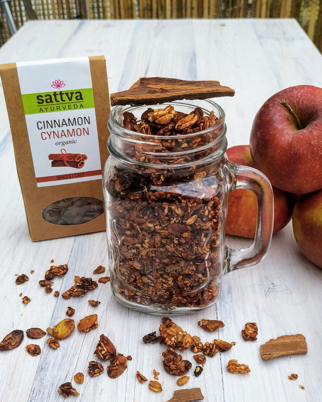 Zdjęcie poglądowe dla Granola domowa z orzechami i miodem
