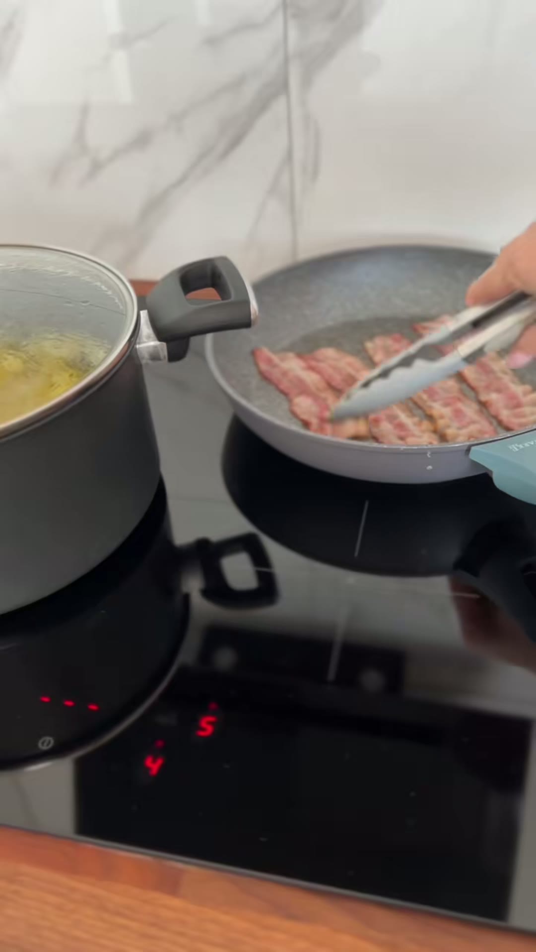 Przygotuj chipsy z boczku